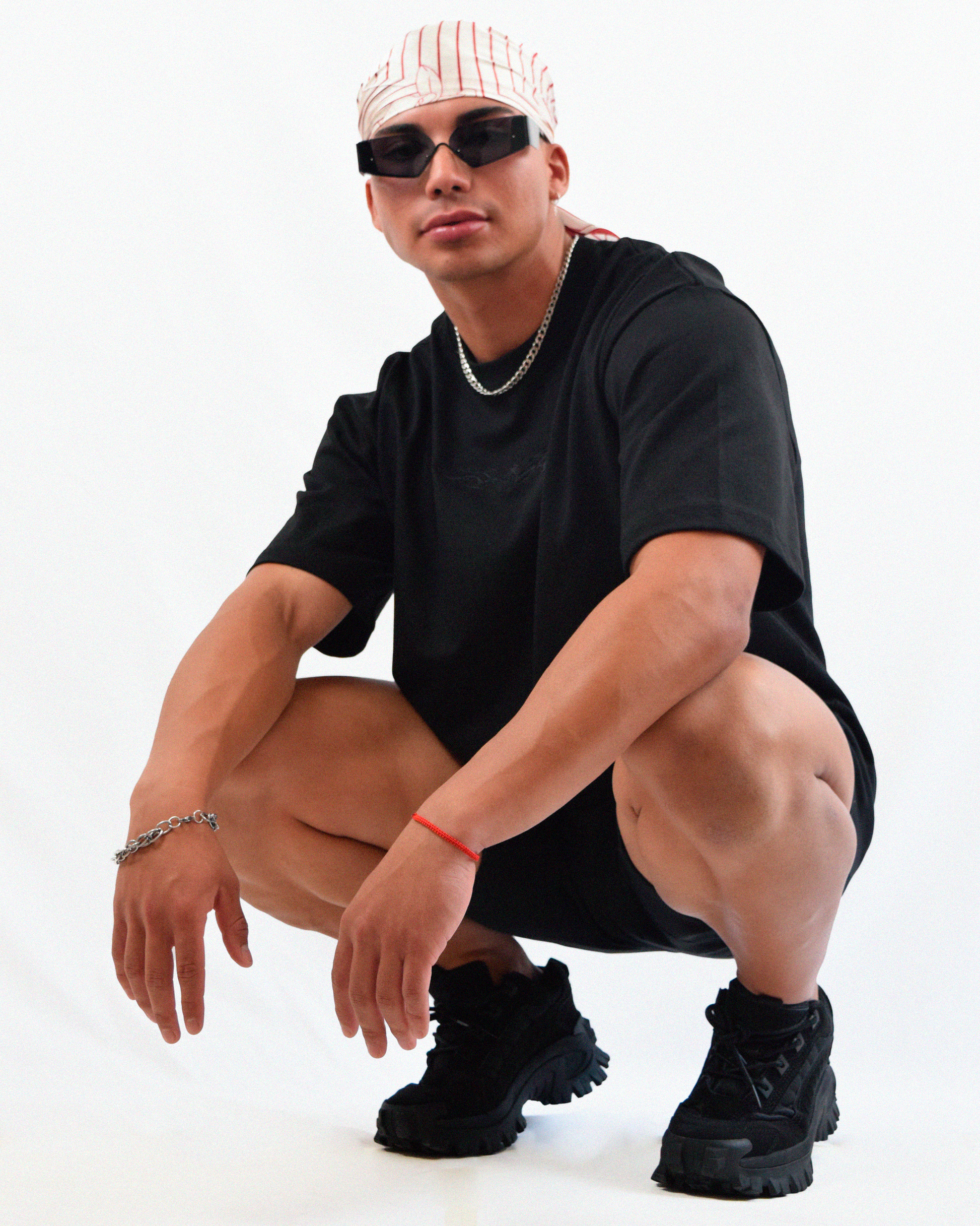 Tendencia techwear en Chile – camiseta negra con bordado Urania Club o Tribal, 100% algodón peruano, Urania Club