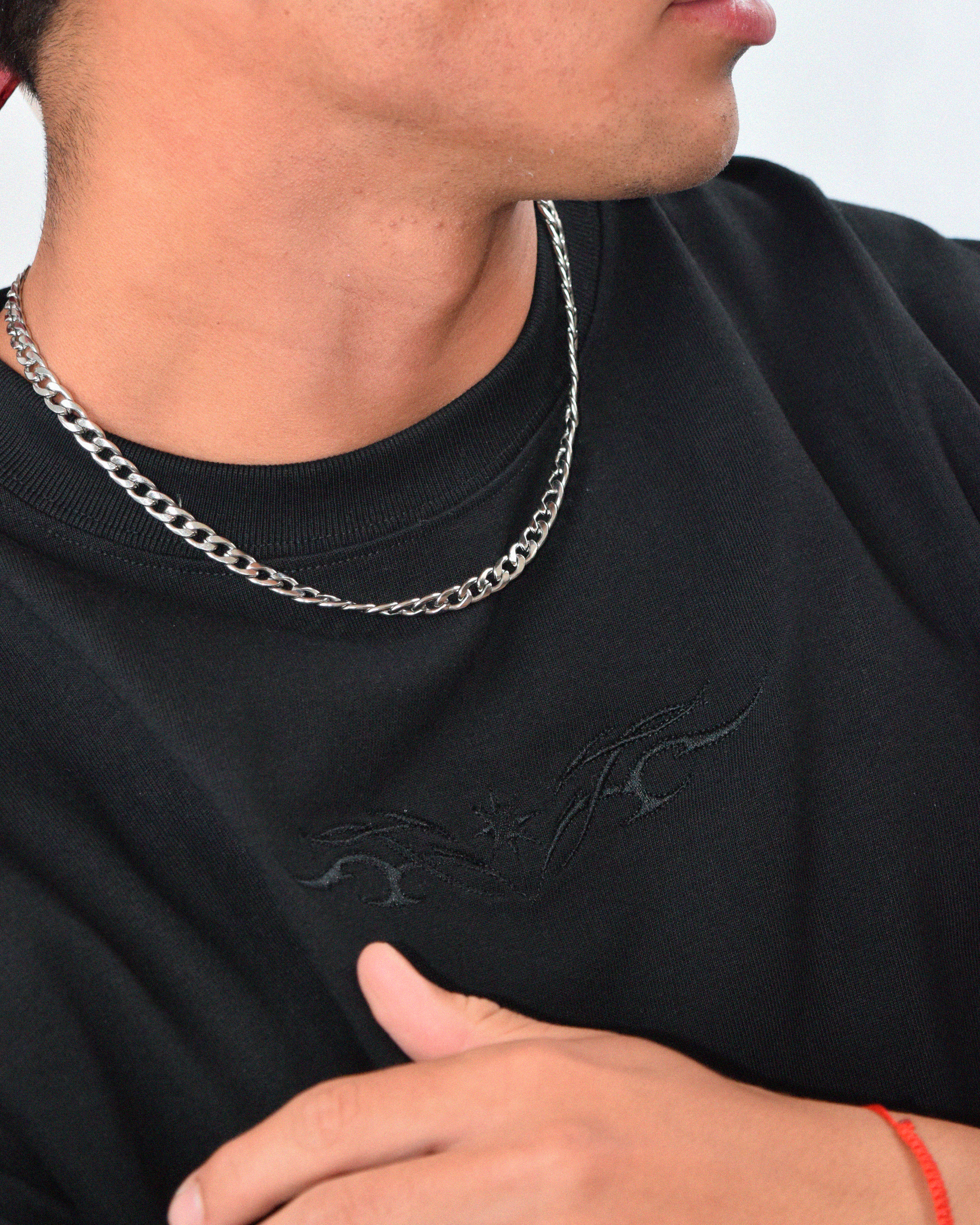 Camiseta negra con bordado Urania Club o Tribal, fabricada con algodón peruano de alta calidad – streetwear alternativo, Urania Club