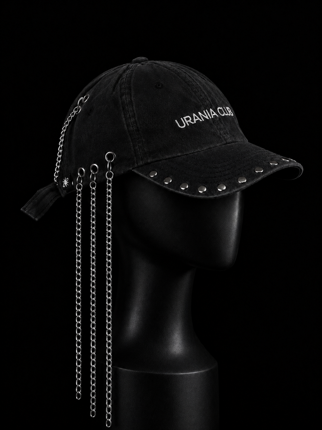 Gorra negra de algodón con cadenas y accesorios metálicos - Urania Club