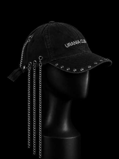 Gorra negra de algodón con cadenas y accesorios metálicos - Urania Club