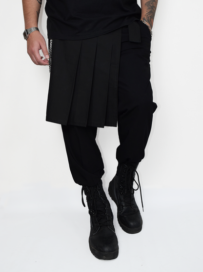 Kilt lateral negro industrial para hombre estilo metal y utility usado sobre pantalón negro
