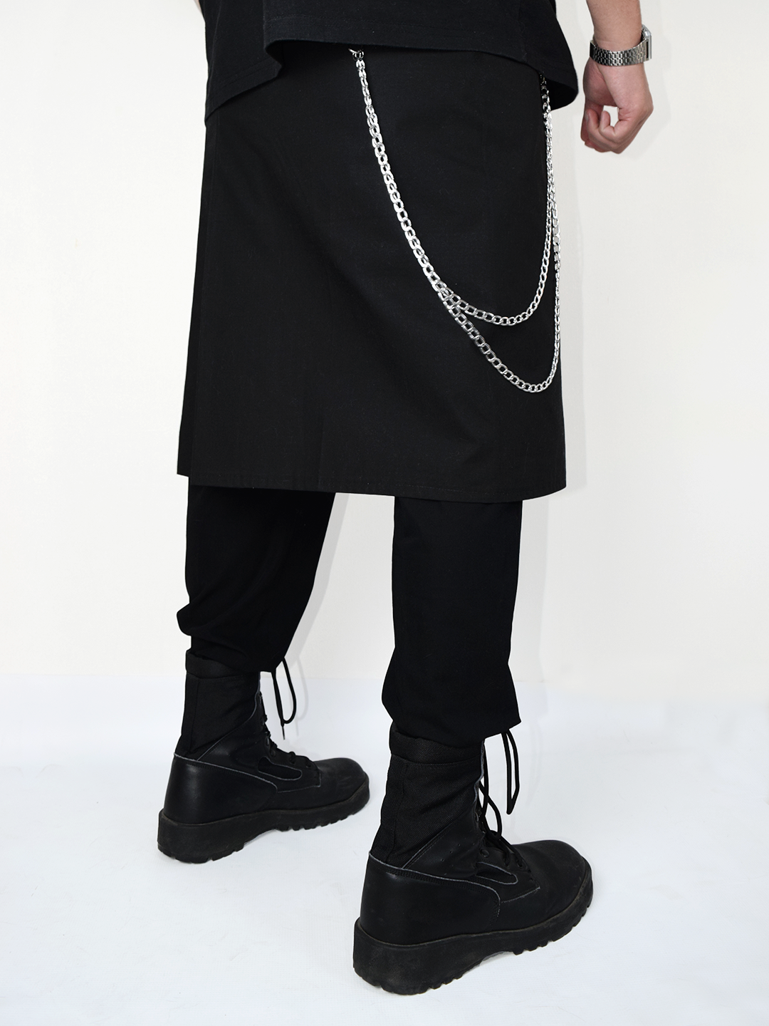 Kilt utility negro masculino confeccionado en algodón rígido con diseño lateral abierto