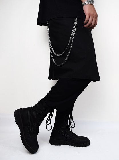 Kilt lateral negro asimétrico inspirado en moda industrial, nu metal y estética Y2K