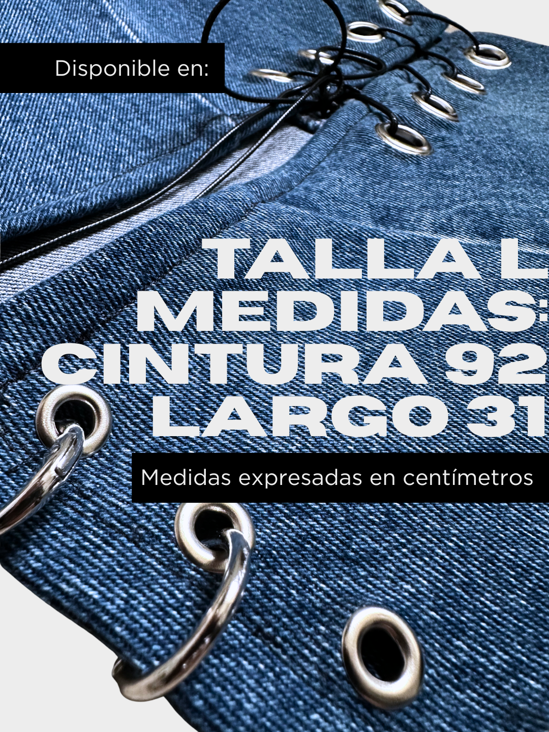 detalle sobrefalda denim con argollas metálicas y sistema de ajuste frontal estilo urbano