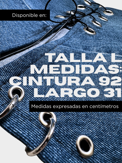 detalle sobrefalda denim con argollas metálicas y sistema de ajuste frontal estilo urbano