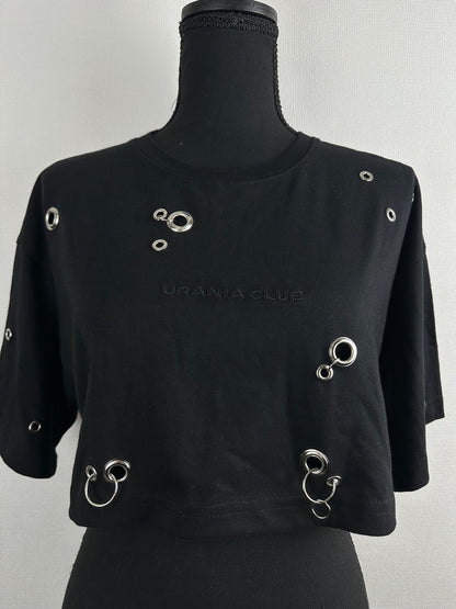 Polera crop oversize negra con detalles metálicos aplicados manualmente - Urania Club