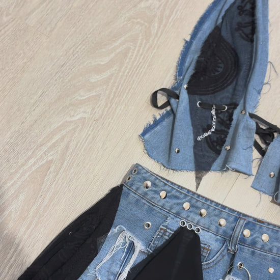 Detalle del top Riot Doll con ojetillos, argollas y cordones - Urania Club