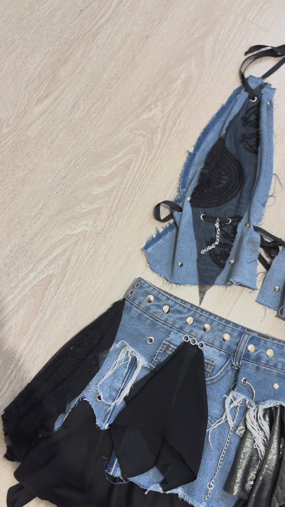 Detalle del top Riot Doll con ojetillos, argollas y cordones - Urania Club