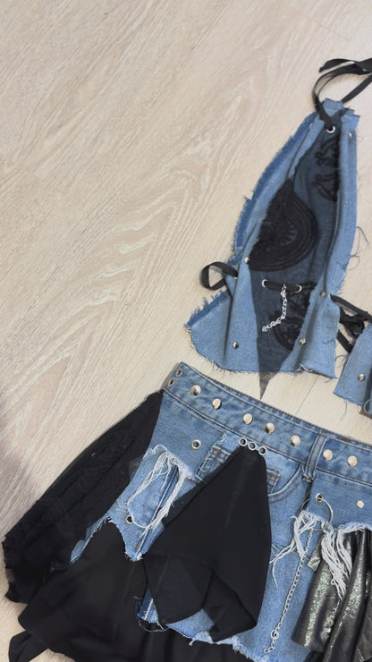 Detalle del top Riot Doll con ojetillos, argollas y cordones - Urania Club