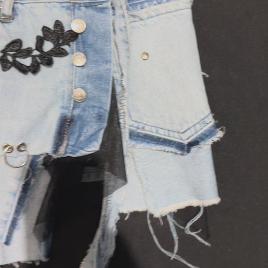Falda de denim con detalles de malla, cadenas y terminaciones deshilachadas - Urania Club