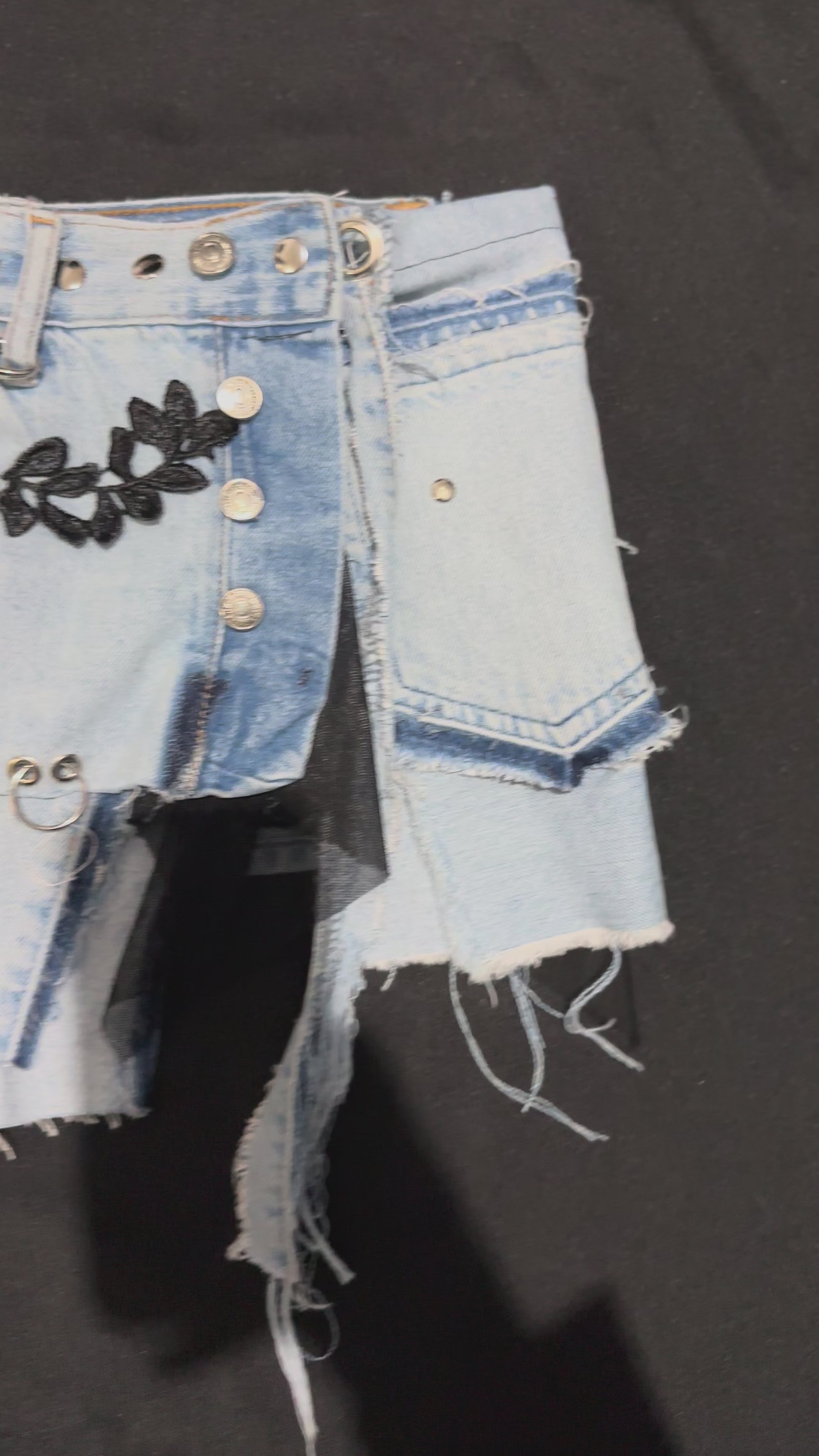 Falda de denim con detalles de malla, cadenas y terminaciones deshilachadas - Urania Club