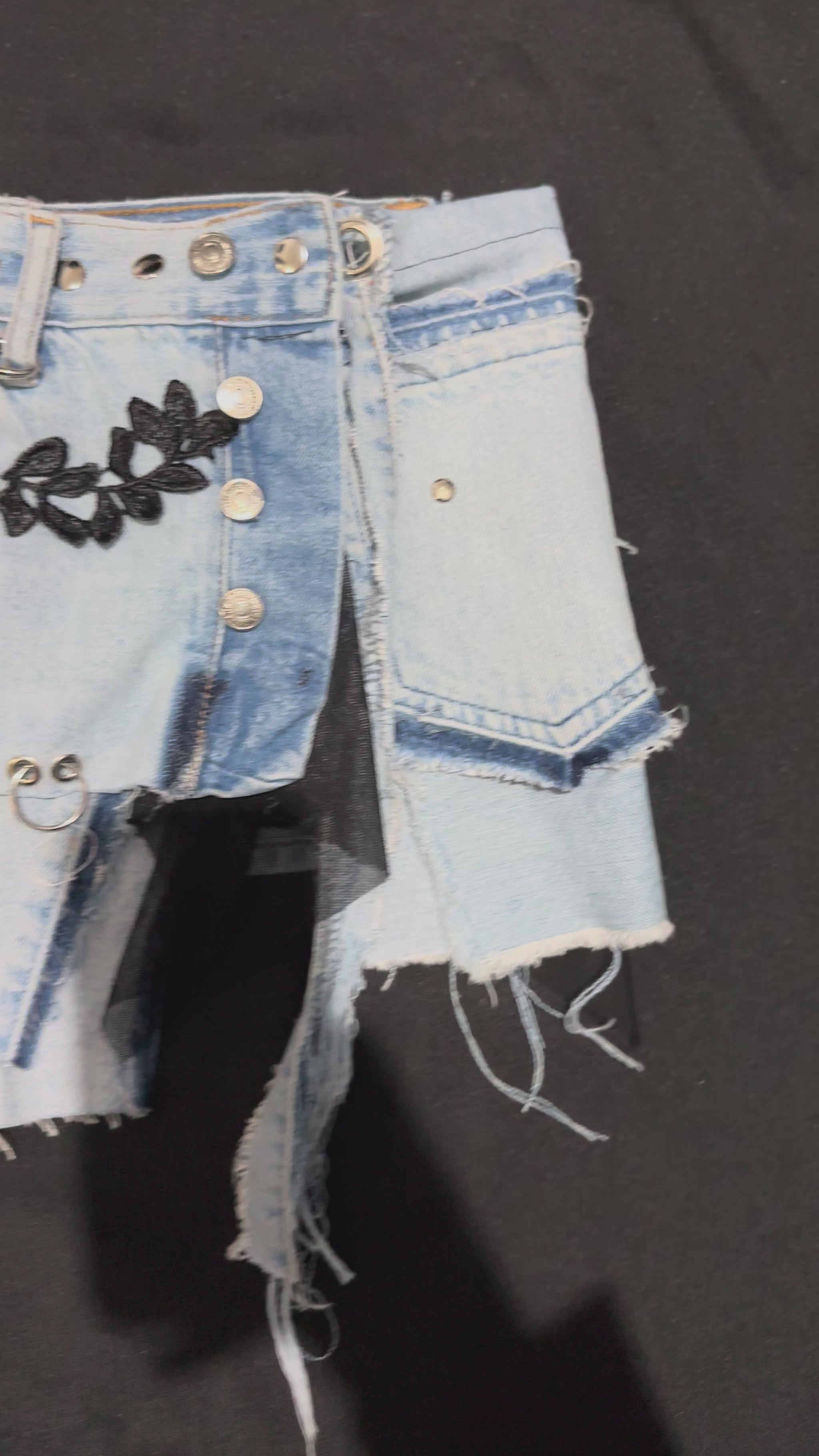 Falda de denim con detalles de malla, cadenas y terminaciones deshilachadas - Urania Club