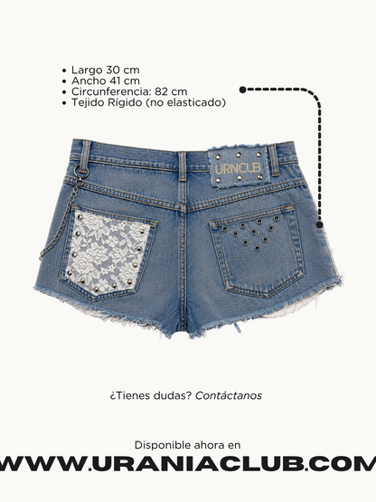 Detalle frontal de short upcycling con encaje blanco, cadena desmontable con corazón, remaches y ojetillos metálicos - Urania Club