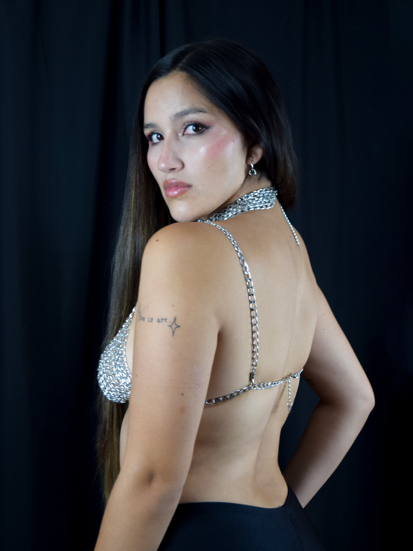 Top de cadenas estilo dark fashion con silueta ajustada y estética techno urbana - Urania Club