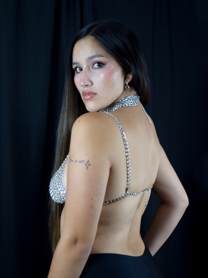 Top de cadenas estilo dark fashion con silueta ajustada y estética techno urbana - Urania Club