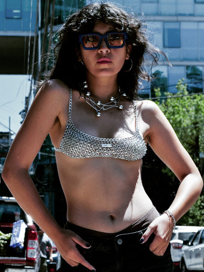 Top de cadenas gruesas plateadas con inspiración gothic futurista y look festivalero - Urania Club