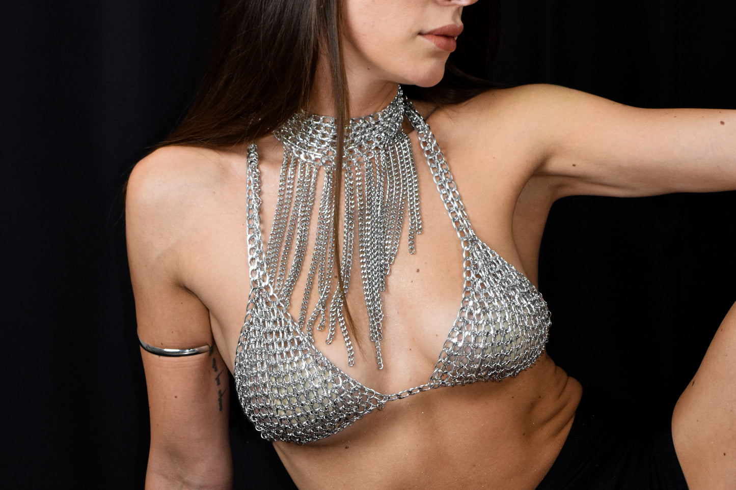 Top de cadenas metálicas de aluminio con anillos de acero y diseño sensual de lujo techwear - Urania Club