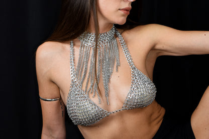 Top de cadenas metálicas de aluminio con anillos de acero y diseño sensual de lujo techwear - Urania Club