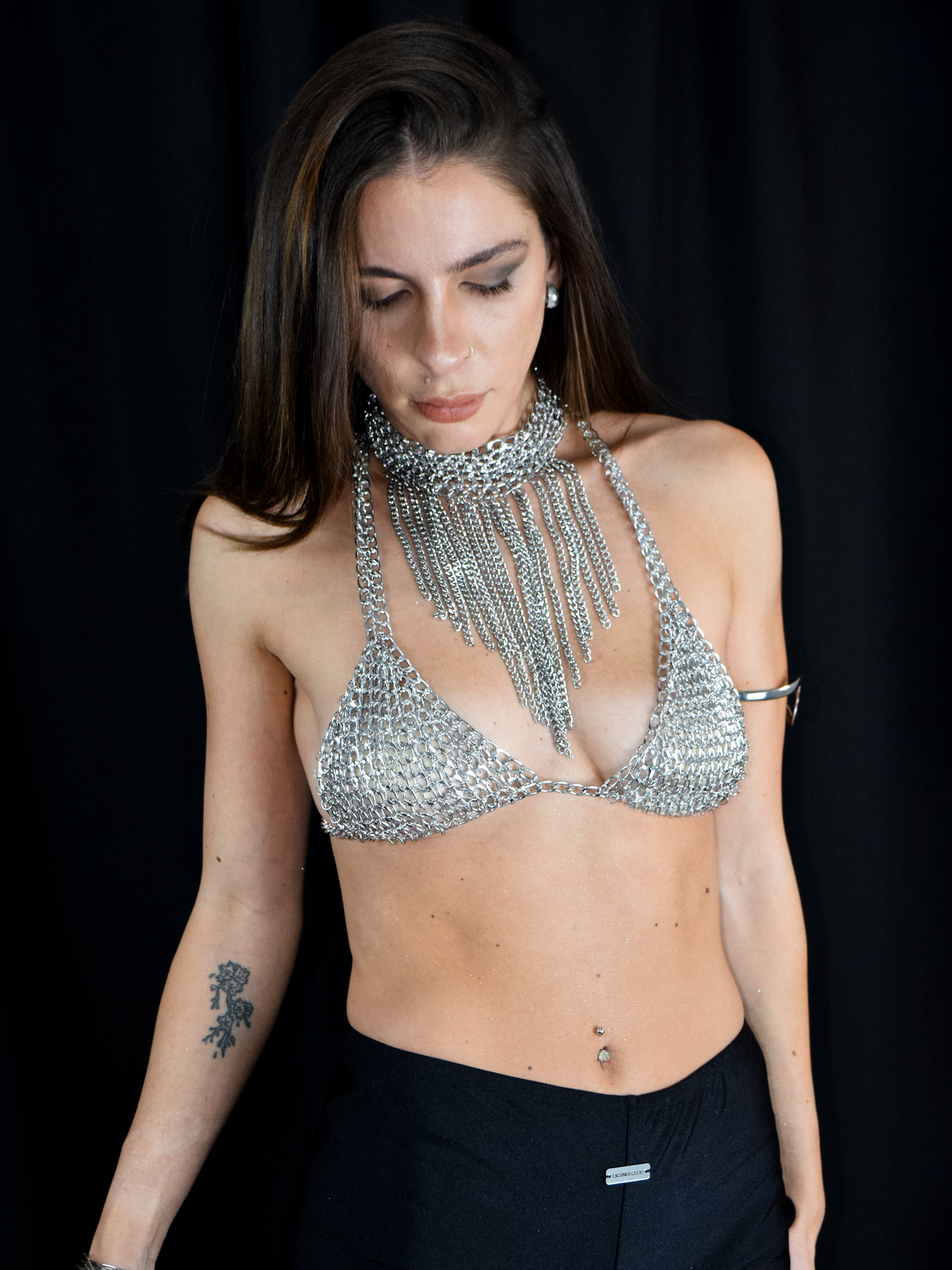 Top de cadenas metálicas tipo joyería corporal con diseño sensual y elegante - Urania Club