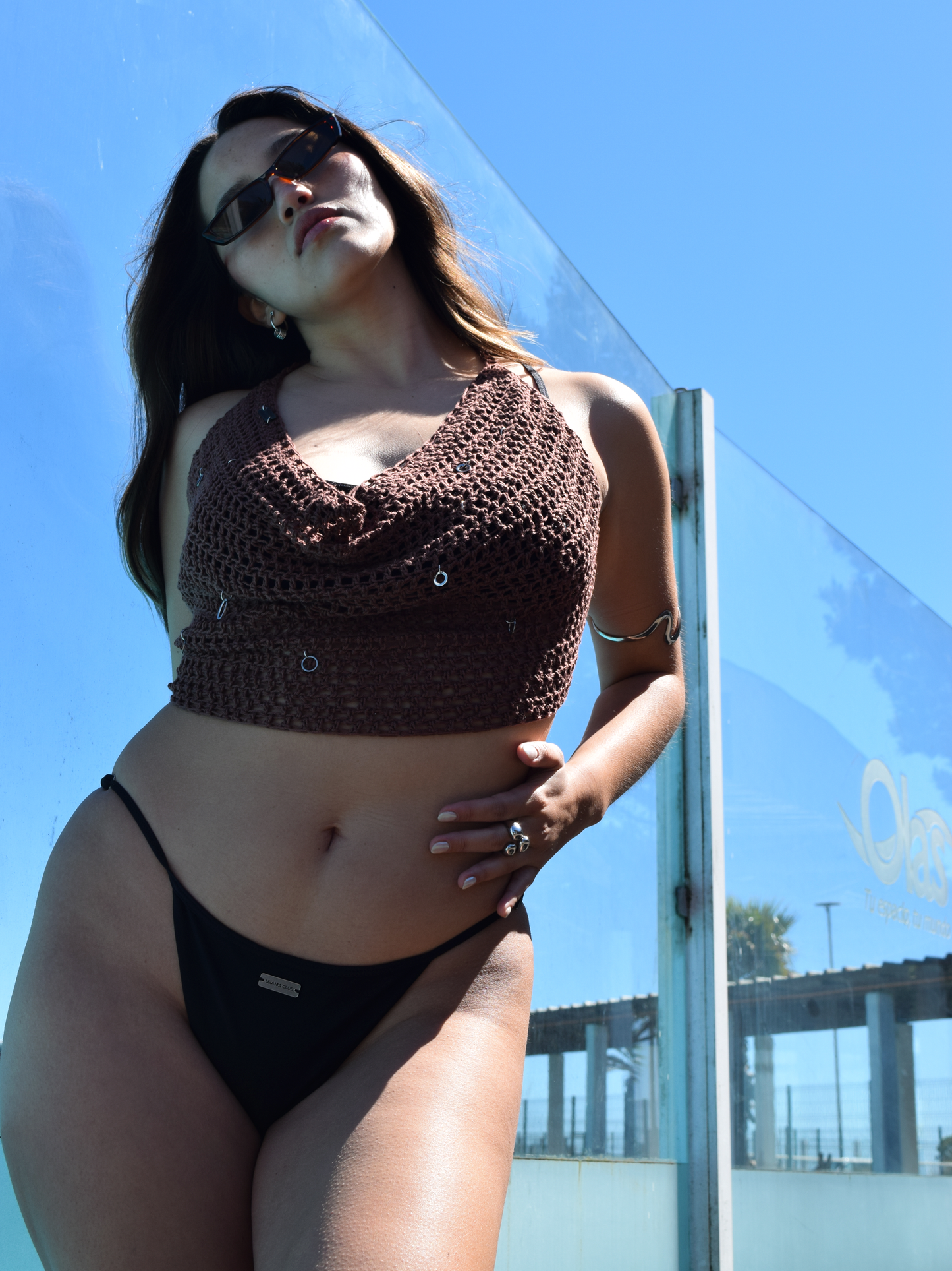 Top marrón crochet combinado en outfit elegante y natural - Urania Club