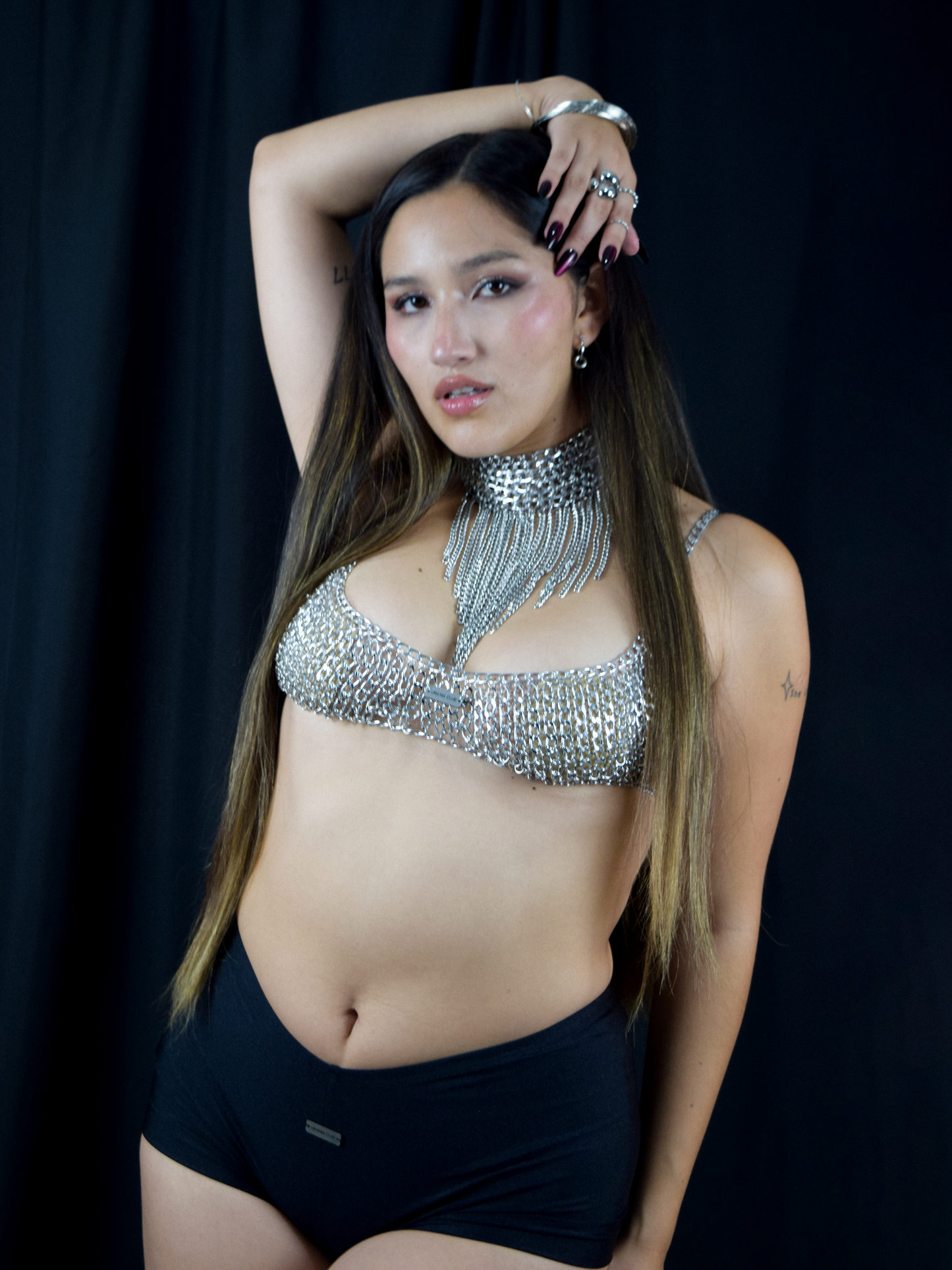Top tipo harness de cadenas metálicas estilo techwear sensual para outfit de noche - Urania Club