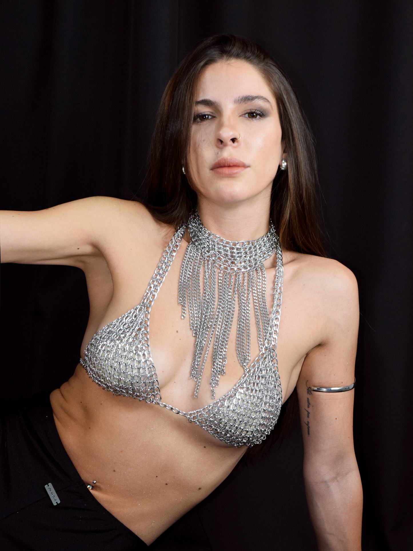 Top de malla de cadenas metálicas con diseño ajustable y acabado lujoso contemporáneo - Urania Club