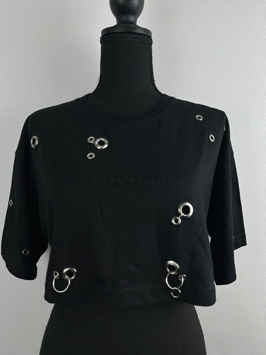 Crop tee negro Urania Club de algodón con argollas metálicas y ojetillos aplicados a mano - Urania Club