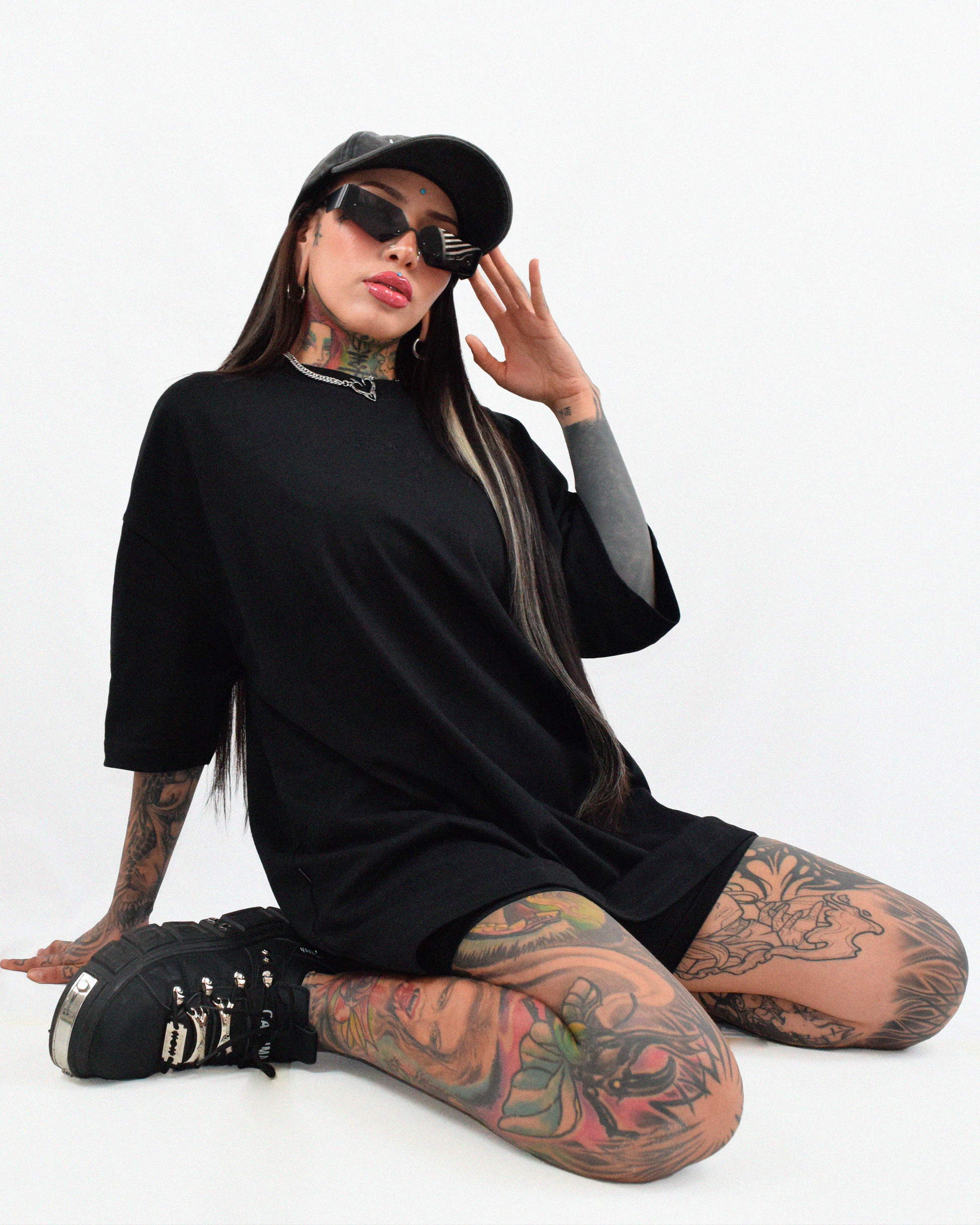 Camiseta negra con bordado Urania Club, fabricada con algodón peruano de la mejor calidad – streetwear alternativo, Urania Club