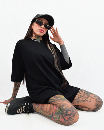 Camiseta negra con bordado Urania Club, fabricada con algodón peruano de la mejor calidad – streetwear alternativo, Urania Club
